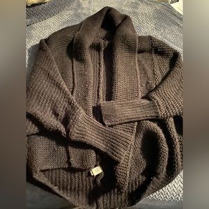 Express. Buttonless knitted sweater.